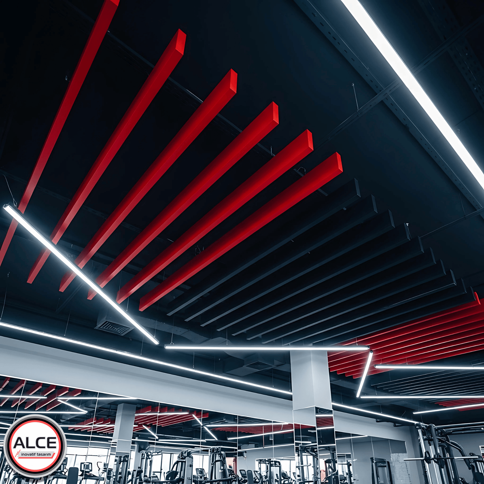 Plenum yönetimini estetikle birleştiren bu kırmızı ve siyah metal baffle asma tavan uygulaması, lineer LED aydınlatma ile birlikte spor salonu gibi mekanlarda düzenli görünüm ve servis erişimi avantajı sunar – Alce İnovatif Tasarım